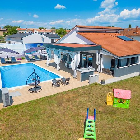 Villa Beauty With Heated Pool And Jacuzzi Kanfanar Bagian luar foto