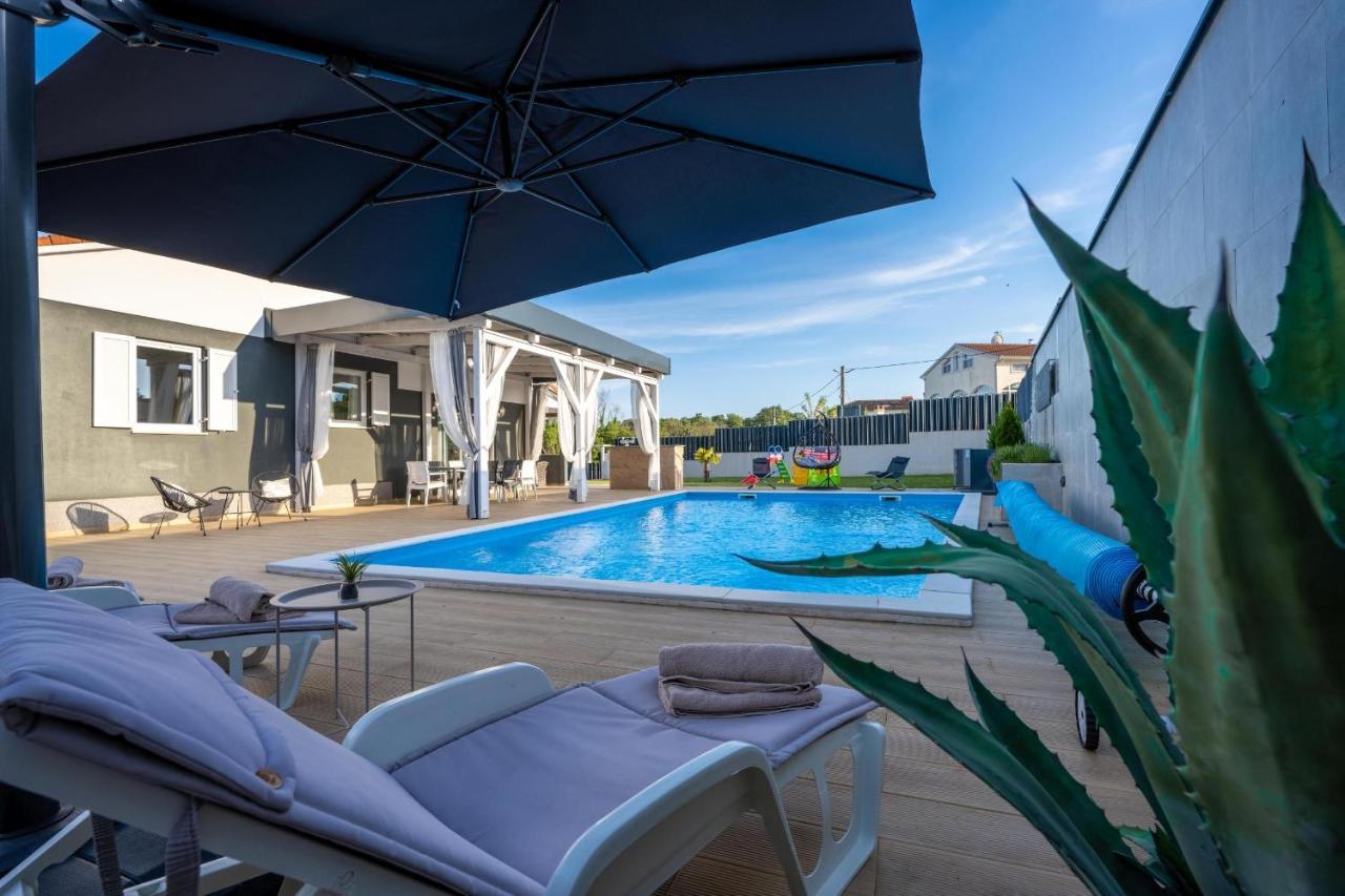 Villa Beauty With Heated Pool And Jacuzzi Kanfanar Bagian luar foto