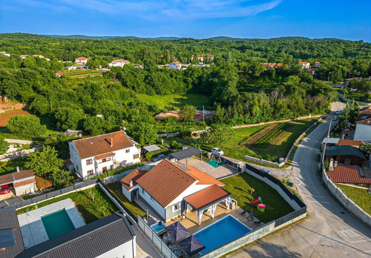 Villa Beauty With Heated Pool And Jacuzzi Kanfanar Bagian luar foto
