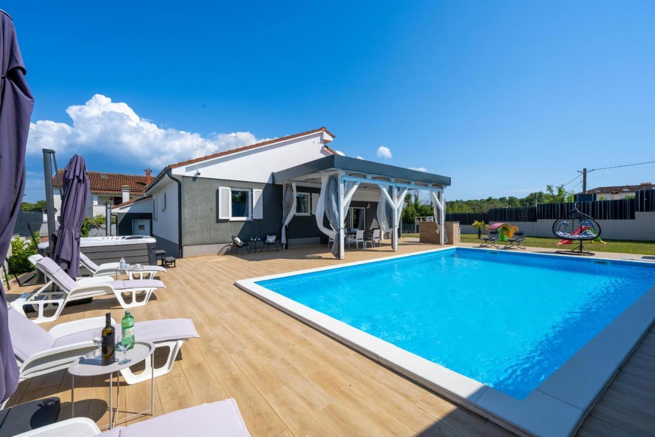 Villa Beauty With Heated Pool And Jacuzzi Kanfanar Bagian luar foto