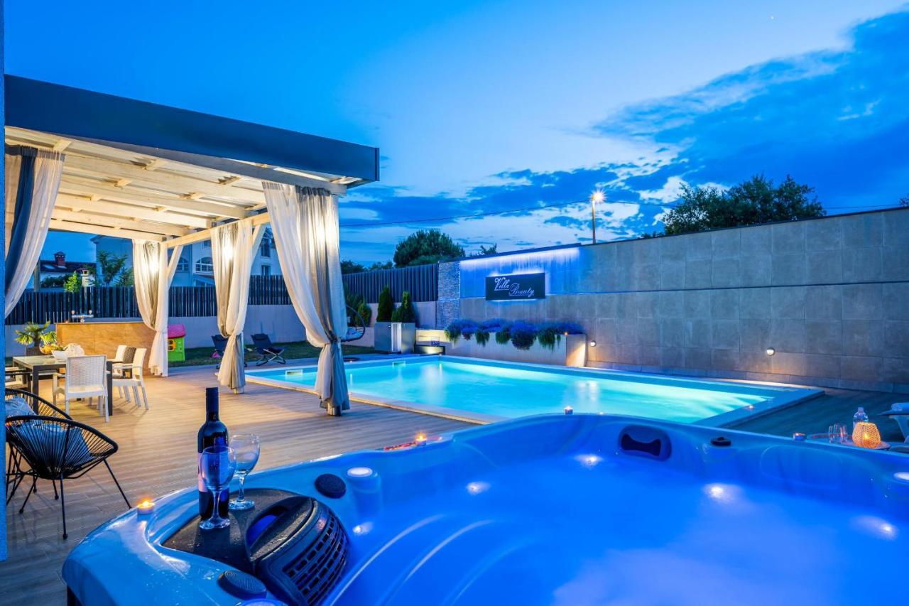 Villa Beauty With Heated Pool And Jacuzzi Kanfanar Bagian luar foto