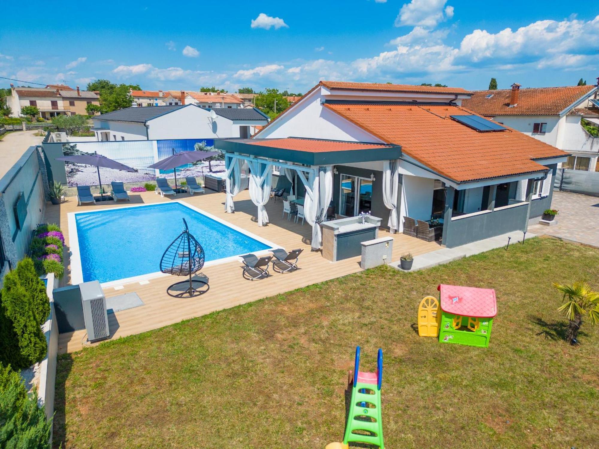 Villa Beauty With Heated Pool And Jacuzzi Kanfanar Bagian luar foto
