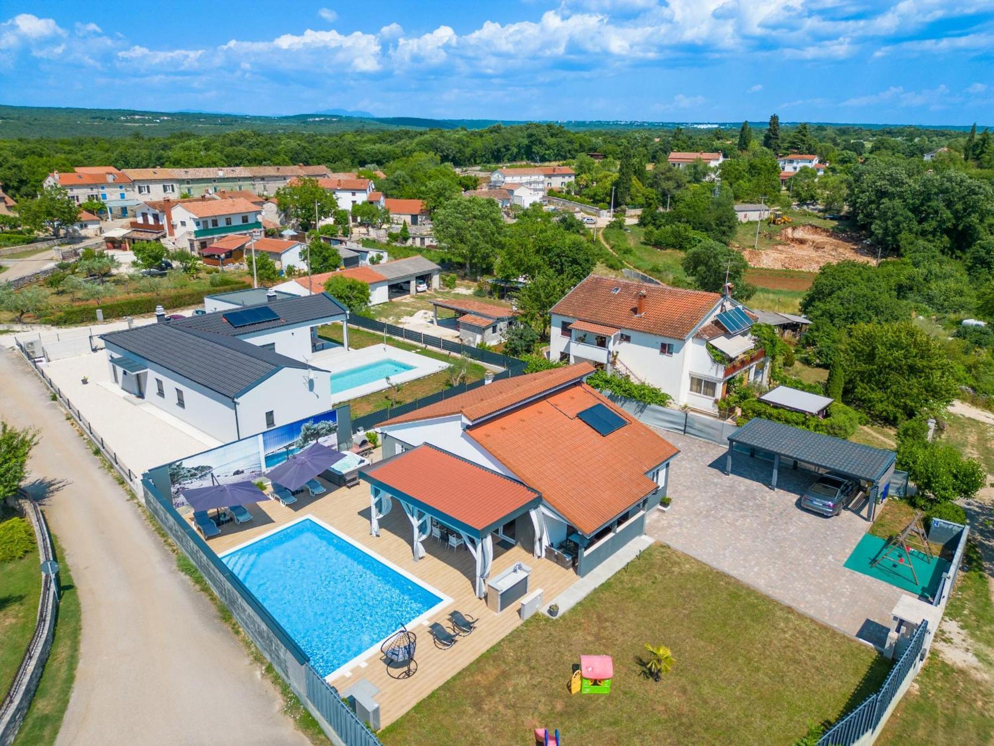 Villa Beauty With Heated Pool And Jacuzzi Kanfanar Bagian luar foto