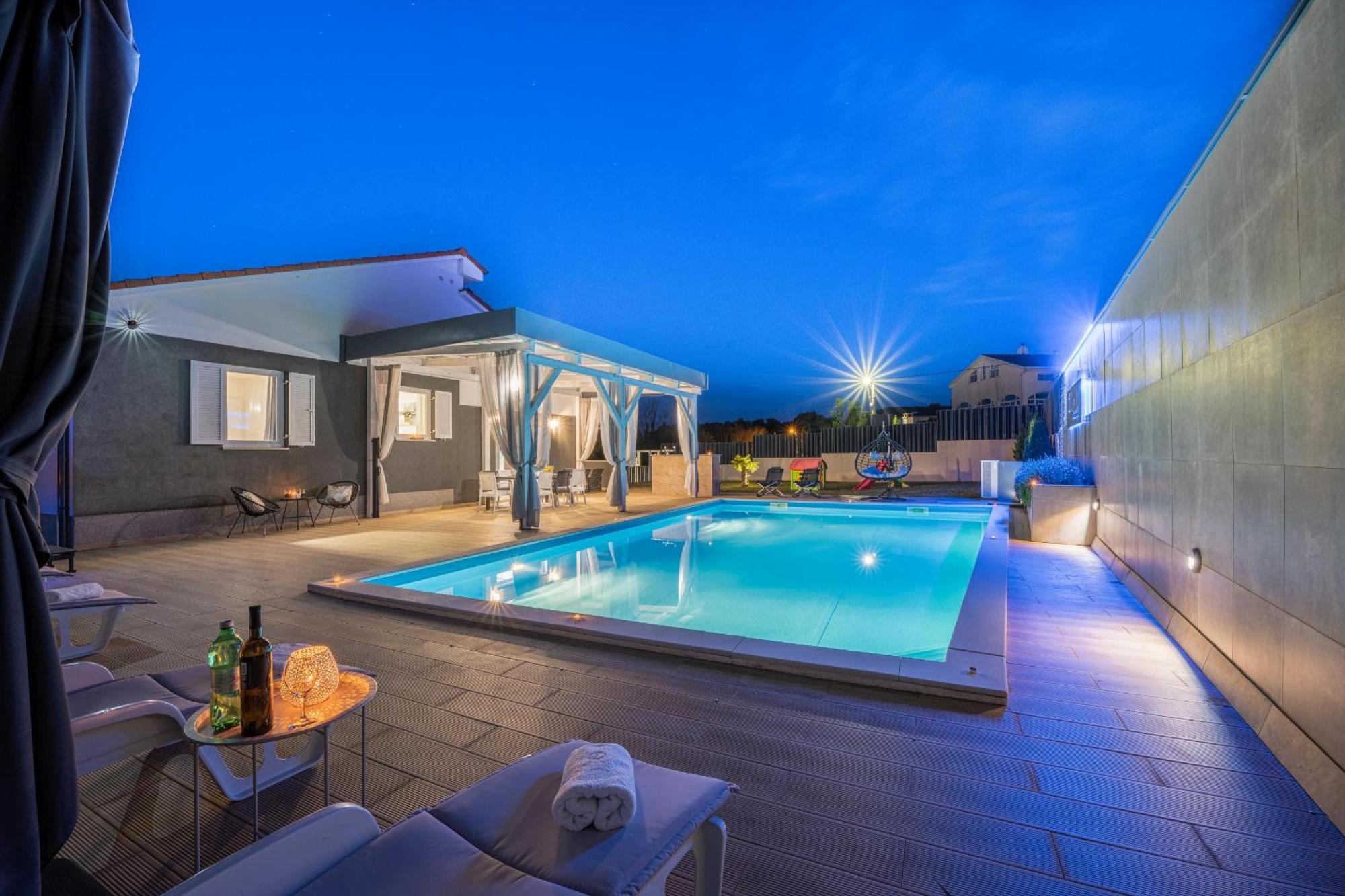 Villa Beauty With Heated Pool And Jacuzzi Kanfanar Bagian luar foto