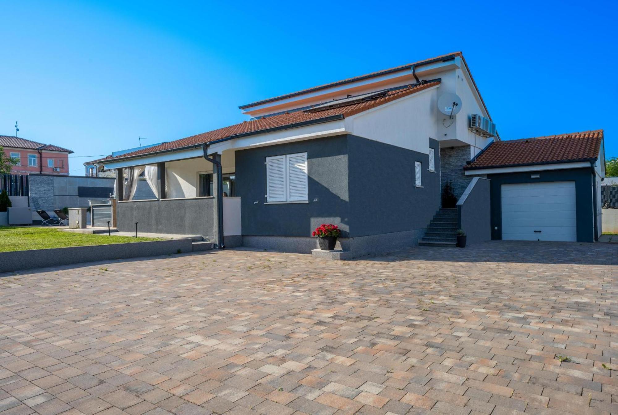 Villa Beauty With Heated Pool And Jacuzzi Kanfanar Bagian luar foto