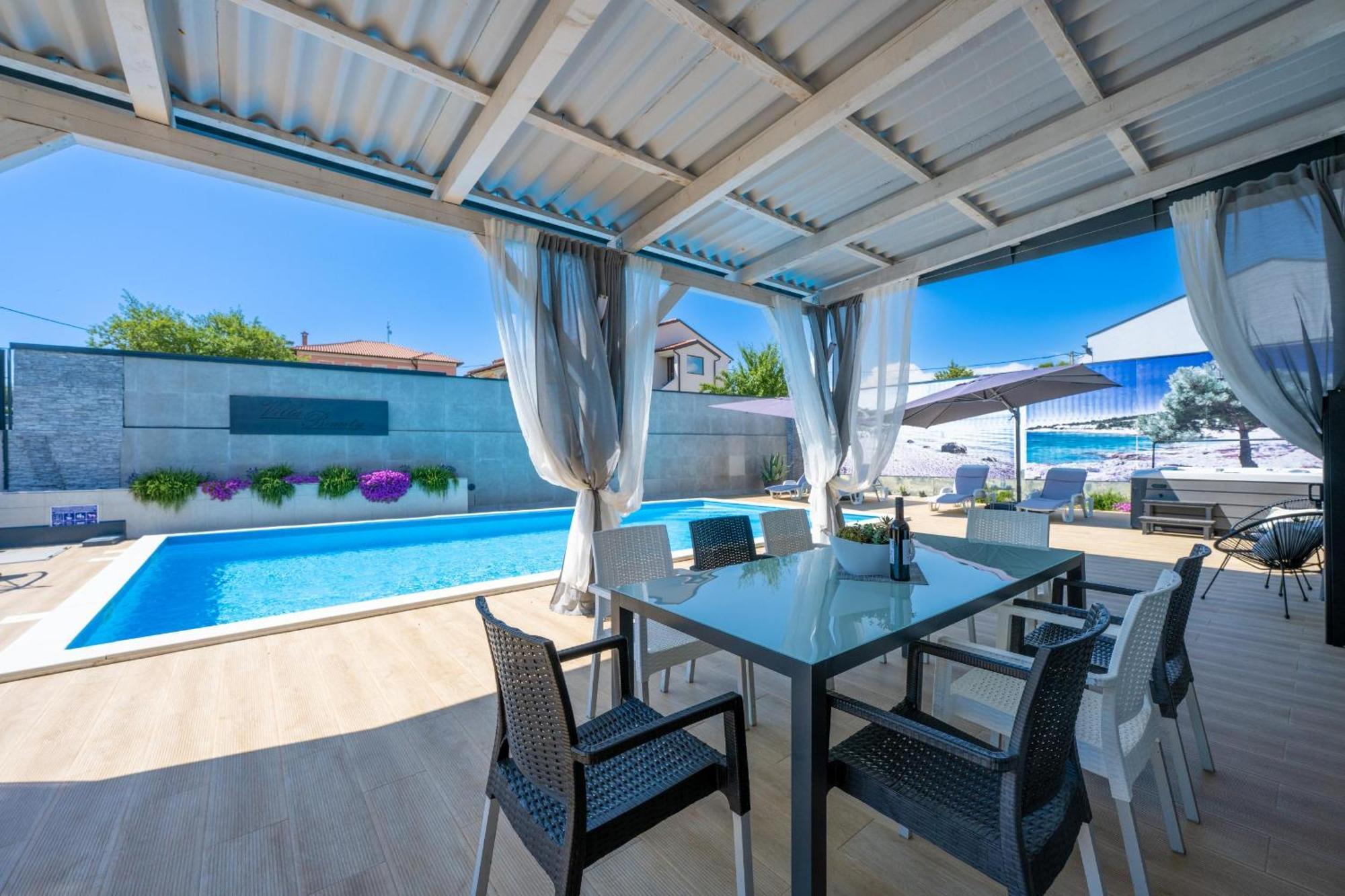 Villa Beauty With Heated Pool And Jacuzzi Kanfanar Bagian luar foto