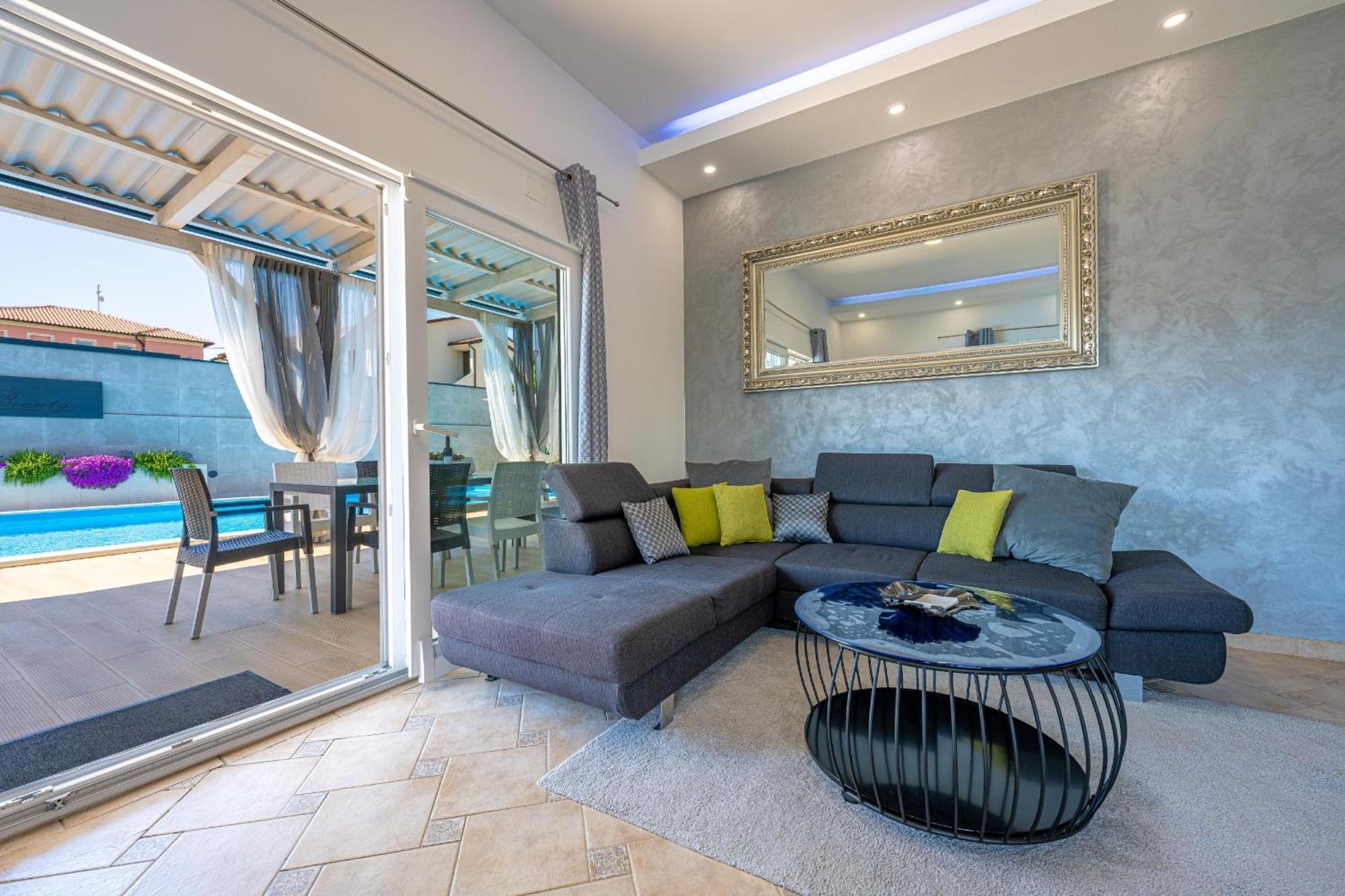 Villa Beauty With Heated Pool And Jacuzzi Kanfanar Bagian luar foto