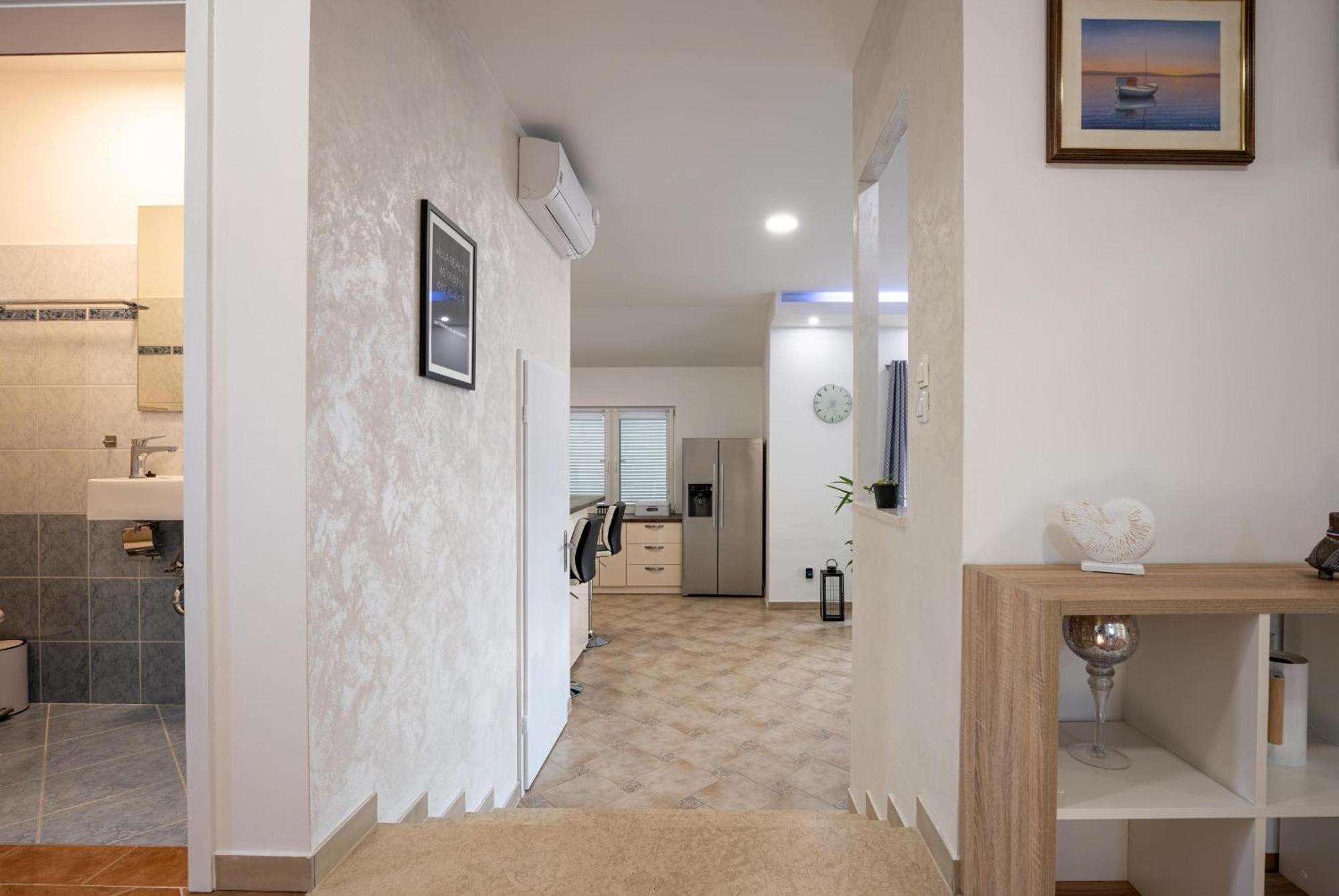 Villa Beauty With Heated Pool And Jacuzzi Kanfanar Bagian luar foto