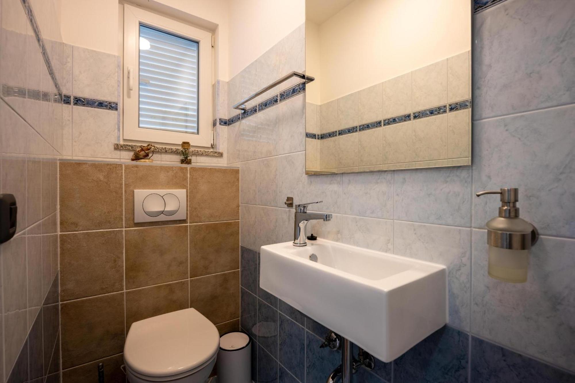 Villa Beauty With Heated Pool And Jacuzzi Kanfanar Bagian luar foto