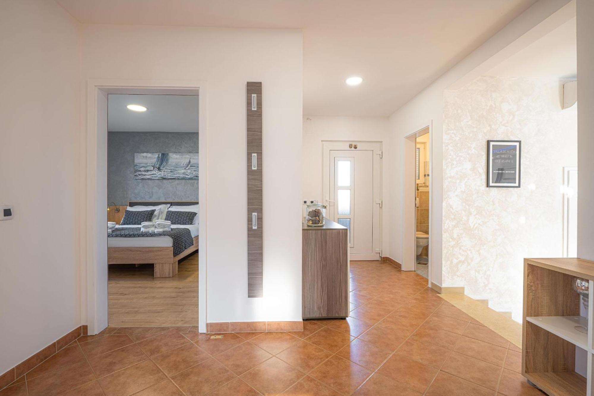 Villa Beauty With Heated Pool And Jacuzzi Kanfanar Bagian luar foto
