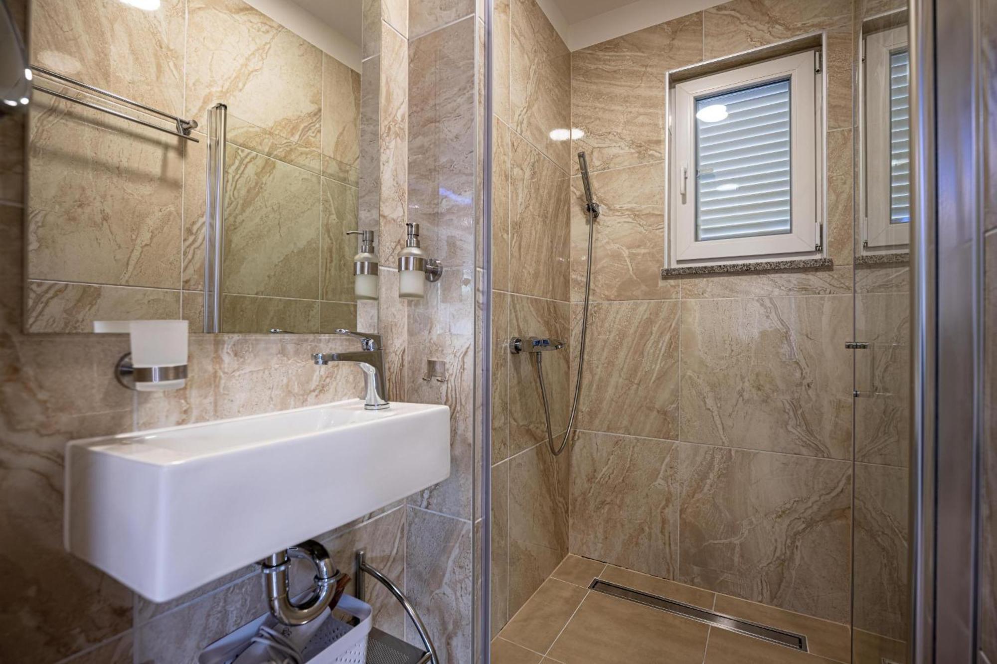 Villa Beauty With Heated Pool And Jacuzzi Kanfanar Bagian luar foto