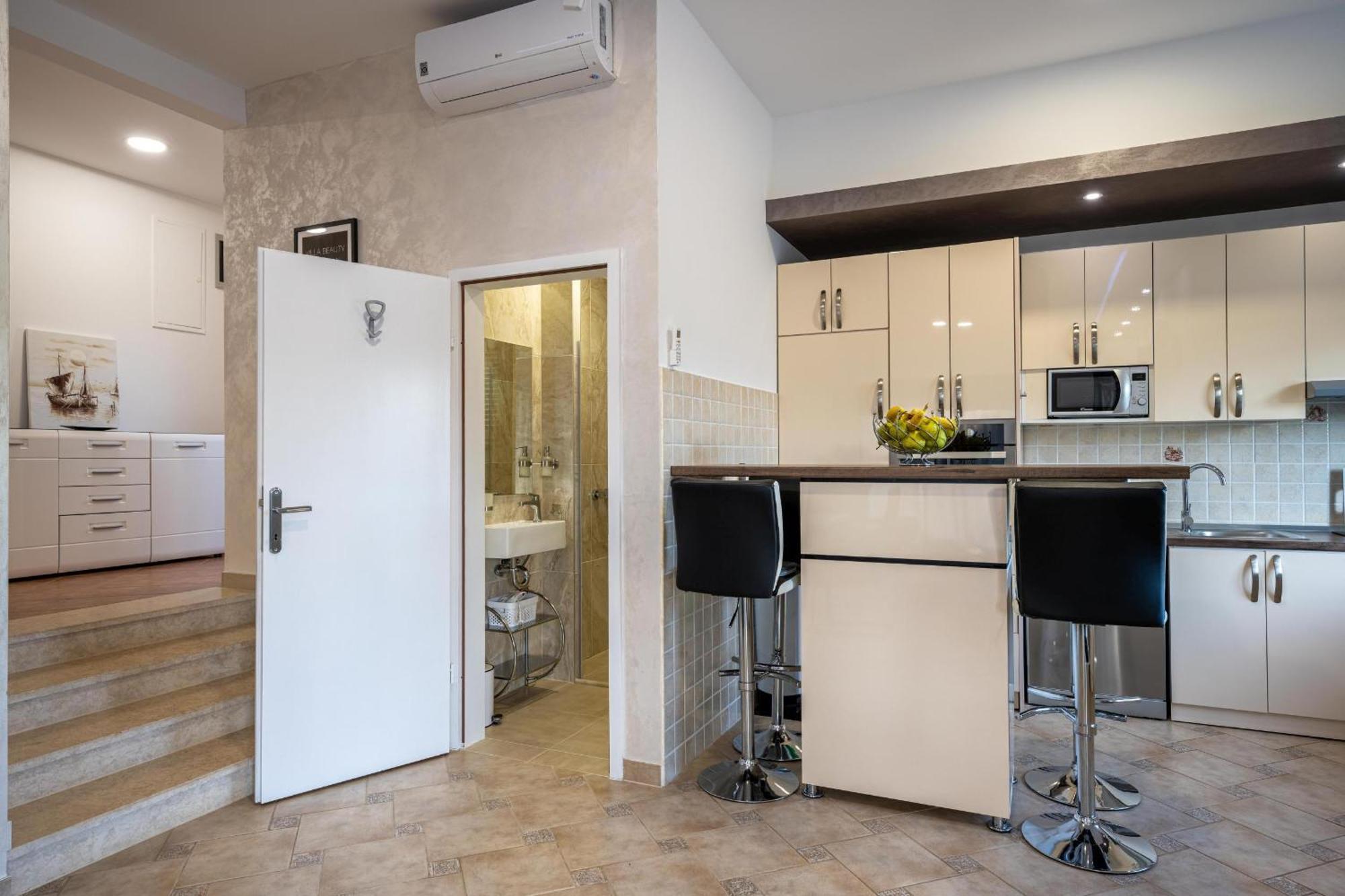 Villa Beauty With Heated Pool And Jacuzzi Kanfanar Bagian luar foto