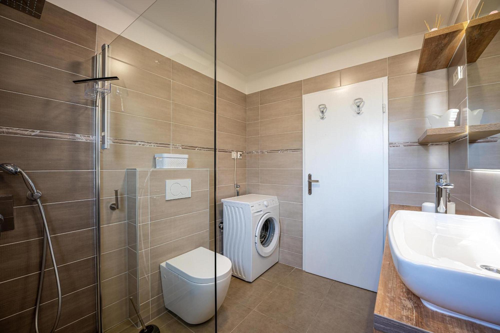 Villa Beauty With Heated Pool And Jacuzzi Kanfanar Bagian luar foto