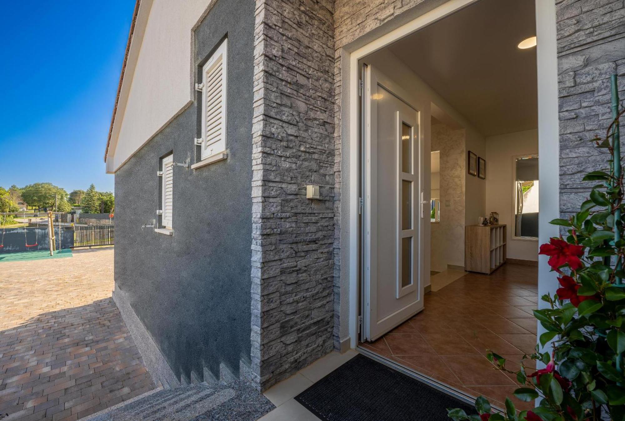Villa Beauty With Heated Pool And Jacuzzi Kanfanar Bagian luar foto