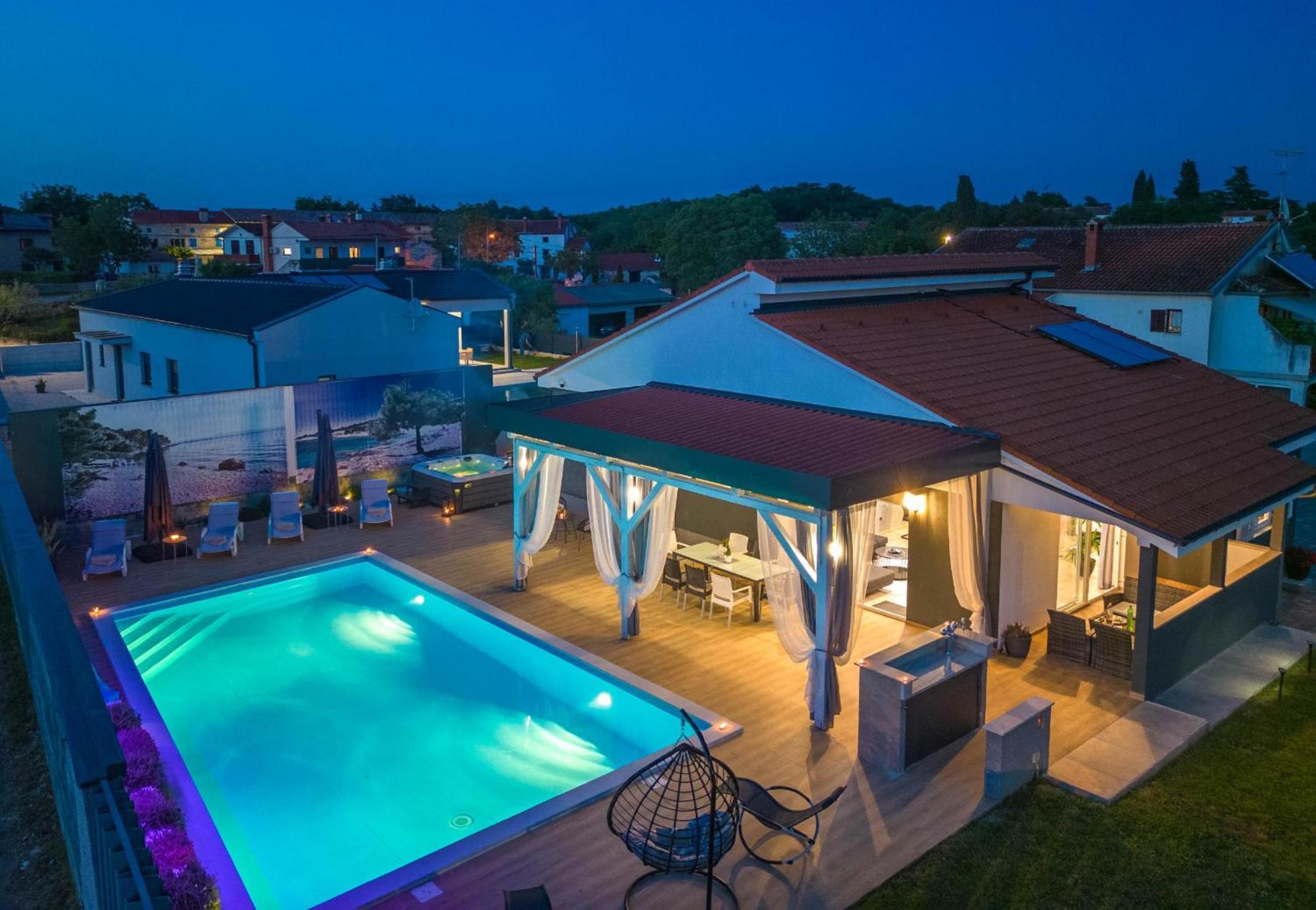Villa Beauty With Heated Pool And Jacuzzi Kanfanar Bagian luar foto